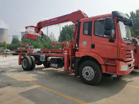 點(diǎn)擊查看詳細信息<br>標題：6.3噸大運隨車(chē)吊 閱讀次數：1996