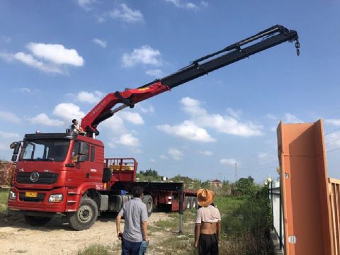 點(diǎn)擊查看詳細信息<br>標題：30噸折臂吊 閱讀次數：2691